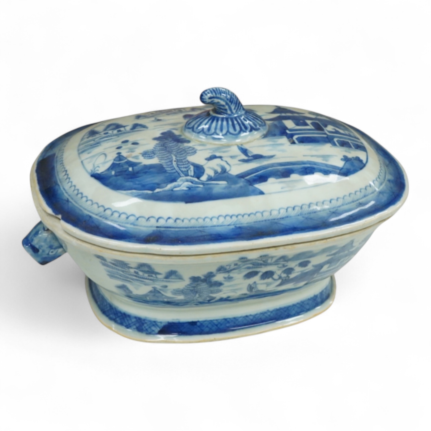 An early 19th century Chinese blue and white oval tureen and cover, 34cm wide